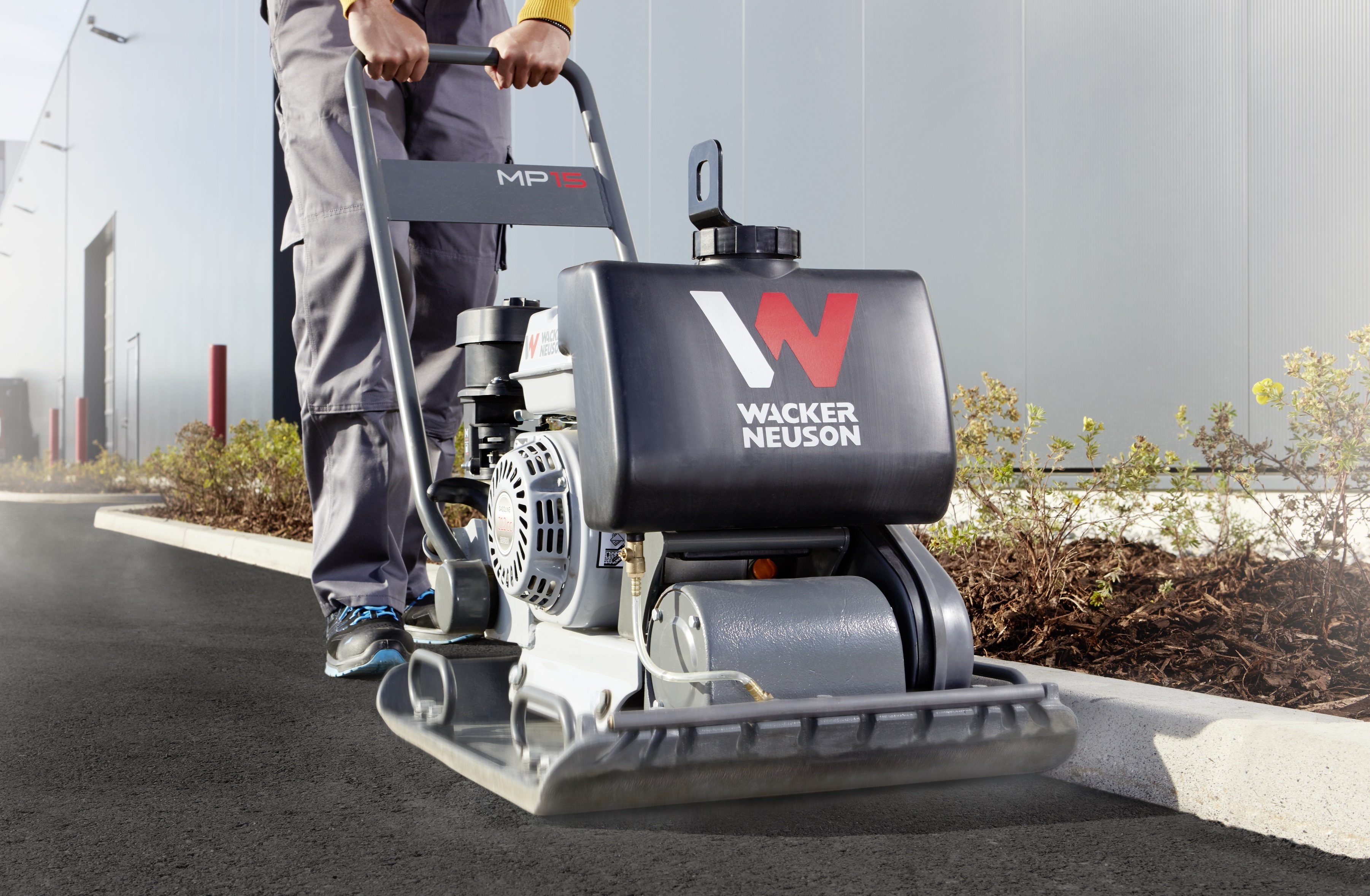 Виброплита прямоходная бензиновая Wacker Neuson MP15-CE (83 кг) 0630338, изображение 1